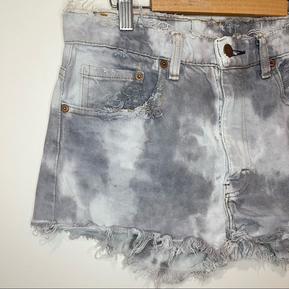 Levi’s Denim Cut Off Shorts Tie Dye Extreme Distressed Shorts Butt Rip 30 waist - Picture 4 of 12